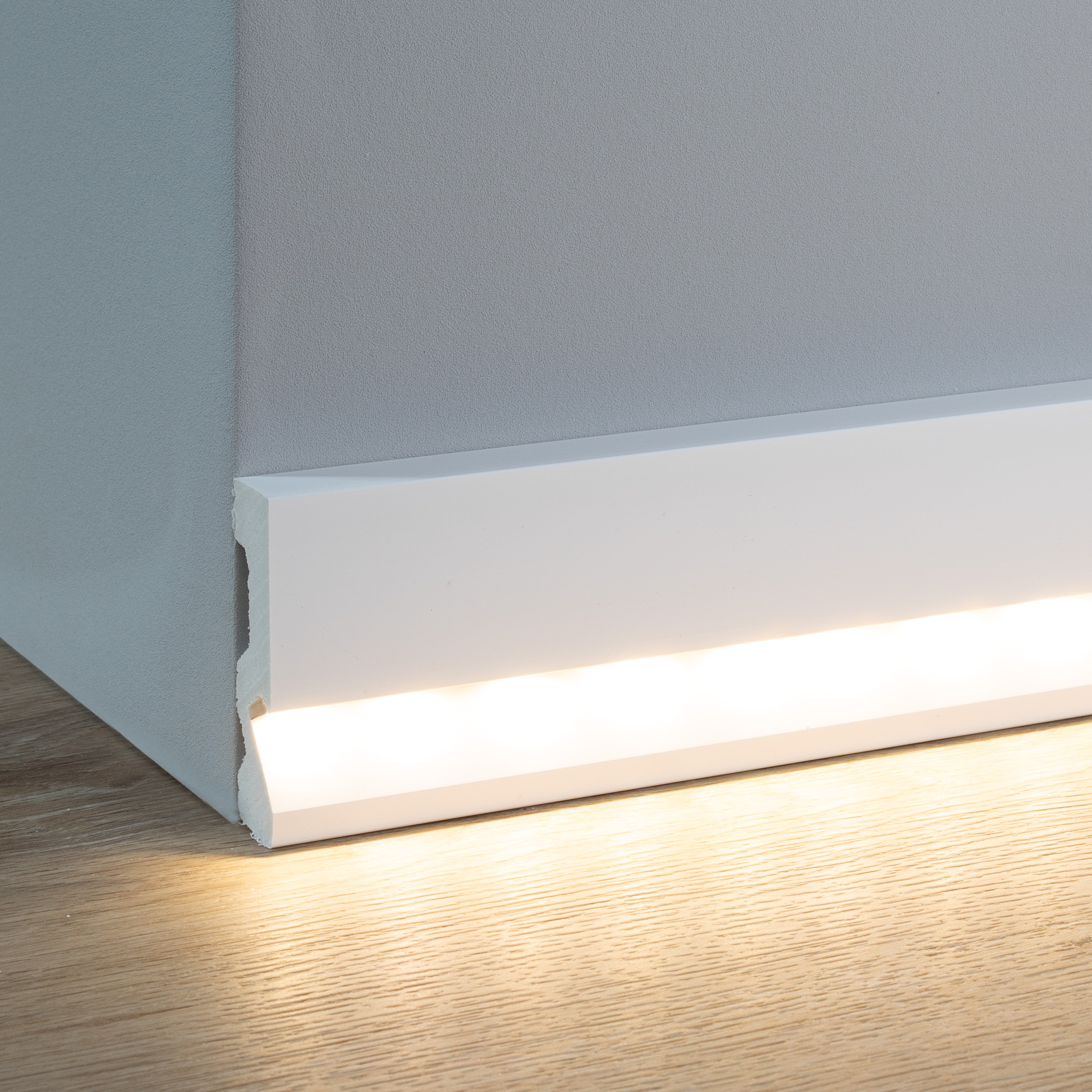 PROVISTON Licht Sockelleiste Kunststoff Weiß | 20 x 90 x 2000 mm Modern LED Fußleiste Eckiges Profil